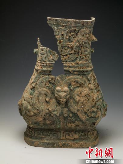 图为发现的铜壶。陕西省考古研究院供图
