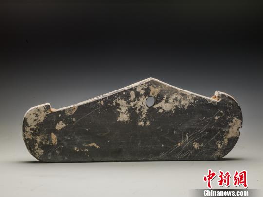 图为发现的石磬，形制特殊。陕西省考古研究院供图
