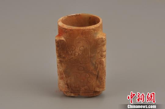 图为出土的玉琮，制作精、纹饰美。陕西省考古研究院供图